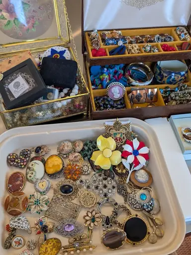 Pop-up Brooch & Estate Jewelry Box