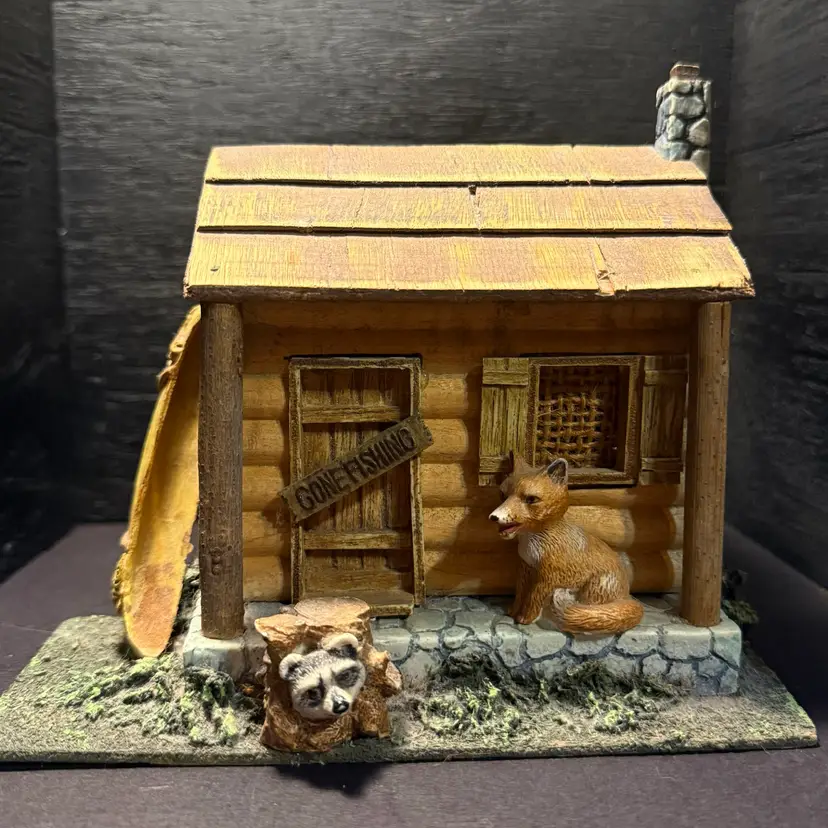 Vintage 90s Gone Fishing Fox & Raccoon Log Cabin Caddy - 
Basket - Planter 6" Wide
Vintage 90s Gone Fishing Fox & Raccoon Log Cabin Caddy - Basket - 6” Planter - Lodge Rustic Folk Art