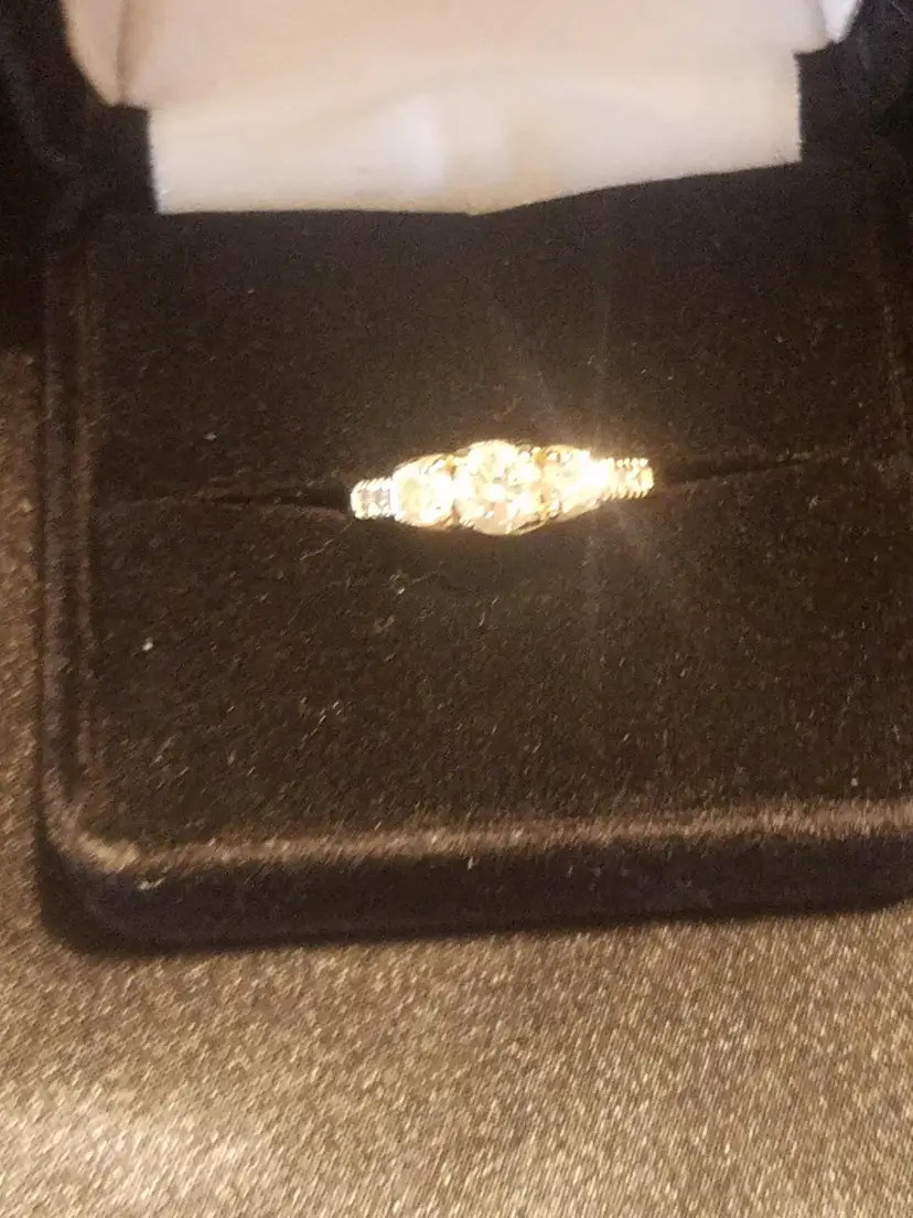 Beautiful 14 kt Gold & Diamond Three-Stone Ring