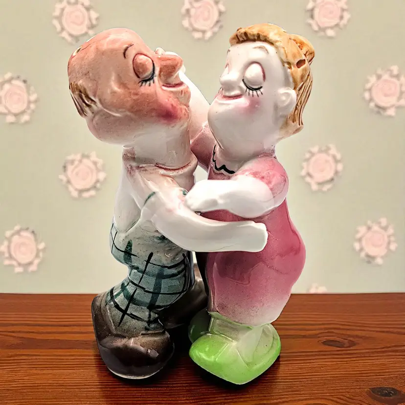Vintage Middle-aged Dancing Couple Salt And Pepper Shakers Japan Country Folks