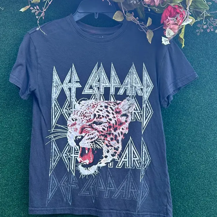 Def Leppard Black T-Shirt Vintage Style With Leopard