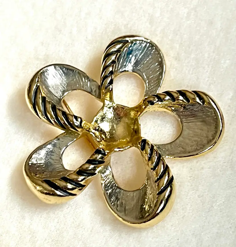Gold Tone Flower Shape Brooch