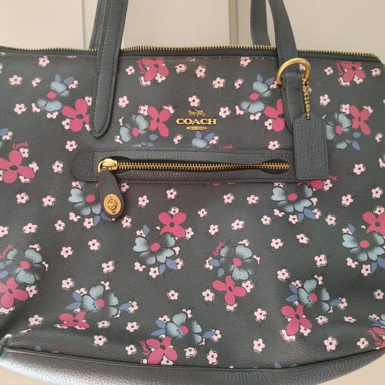 Coach Navy Floral bag. Like new. Creed: C2079-1046