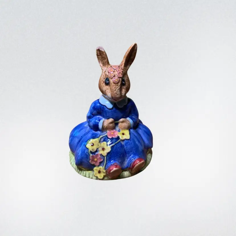 09. VINTAGE Royal Doulton Figurine Daisie Bunnykins Spring Time DB7, England