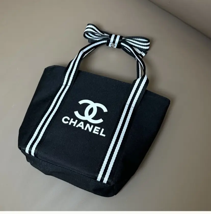 #19 - GWP/VIP CHANEL BLACK LUNCH TOTE