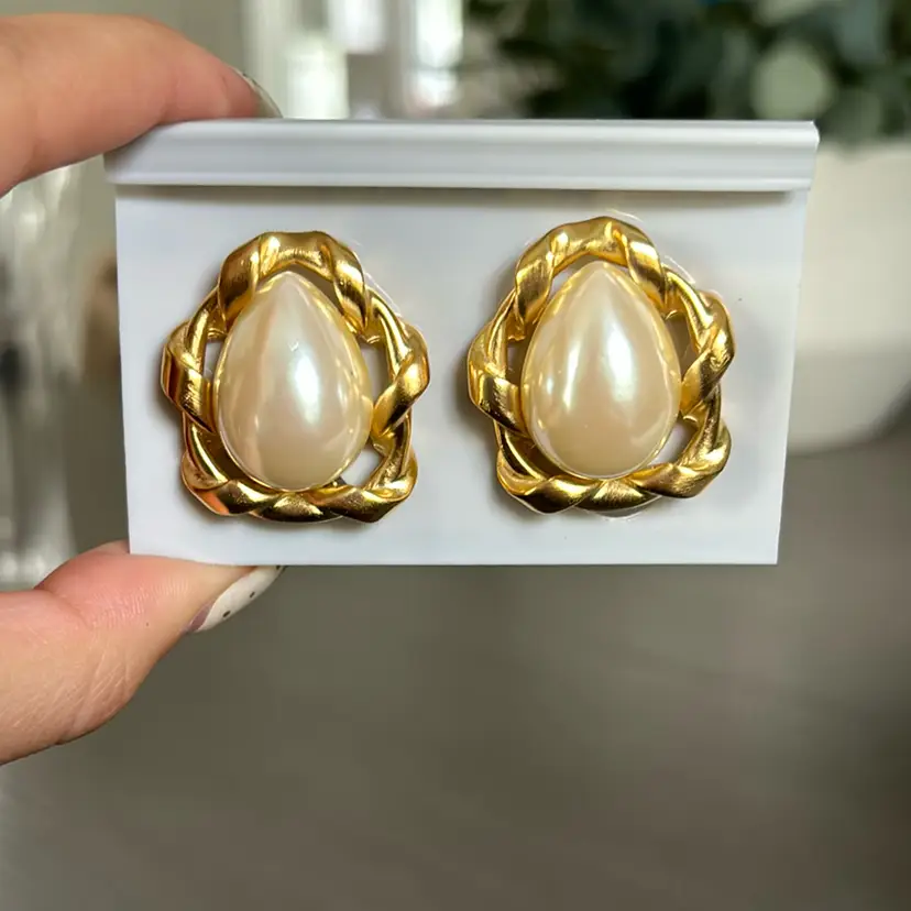 VTG.Pearl Gold tone Metal Clip Earrings