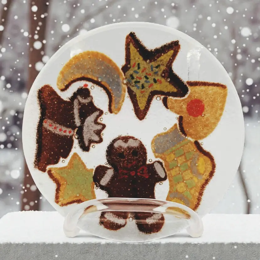 Peggy Karr Christmas Holiday Cookies Fused Glass Plate Gingerbread Small EUC