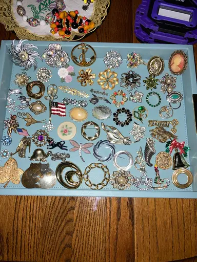 Brooches & More! Stop By And Say Hi! No Pressure To Buy! ❤️😊❤️