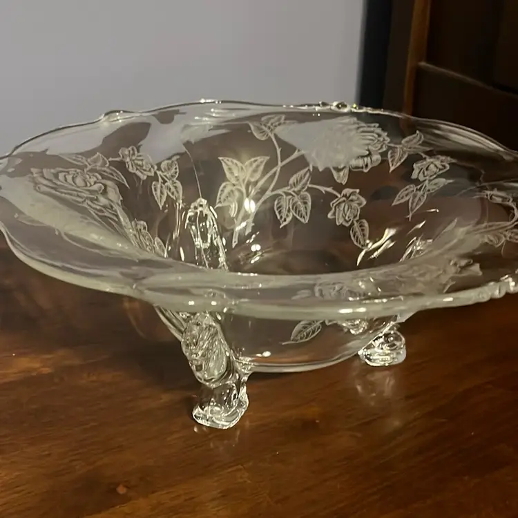 Stunning!!! Heisey Waverly Rose Etched glass centerpiece Bowl with a beaded edge. Three footed bowl with feet in the shape of seahorses.
11 Inches Wide 4 Inches High .