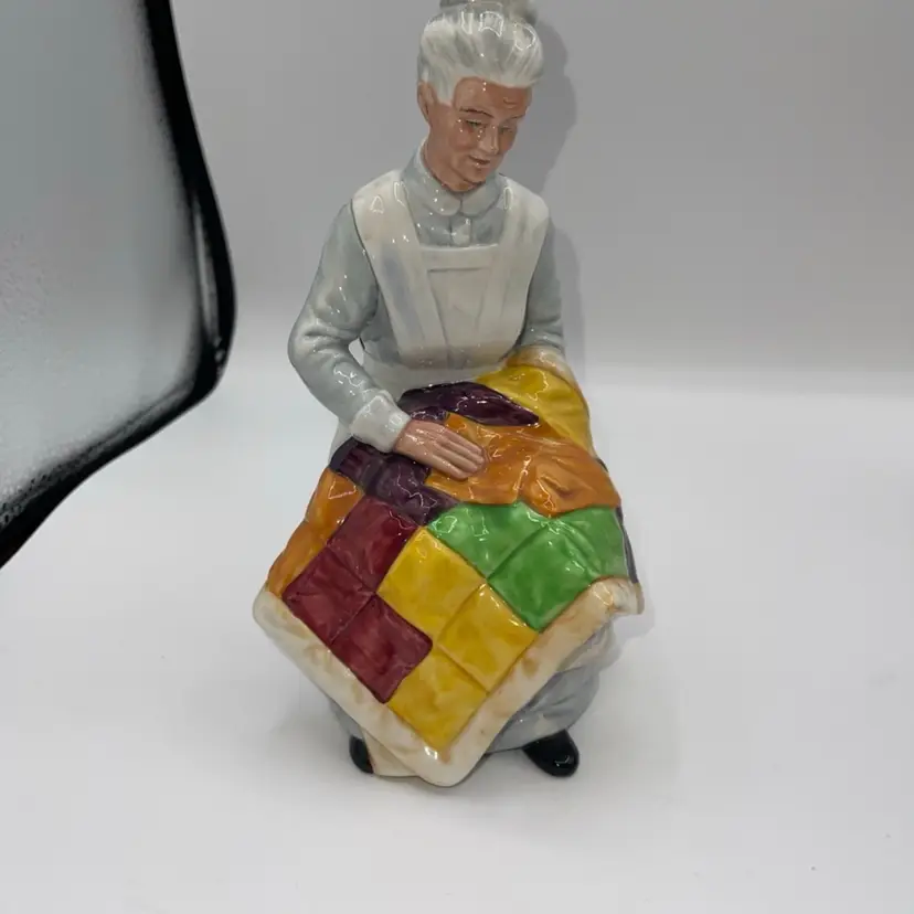 Royal Doulton Eventide HN2814 Porcelain Figurine Woman Quilting 8”