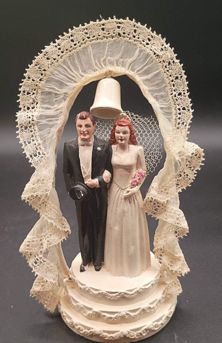 Vintage Wedding Cake Topper Bride/Groom Plaster/Chalkware Lace Arch 1940's Coast Novelty