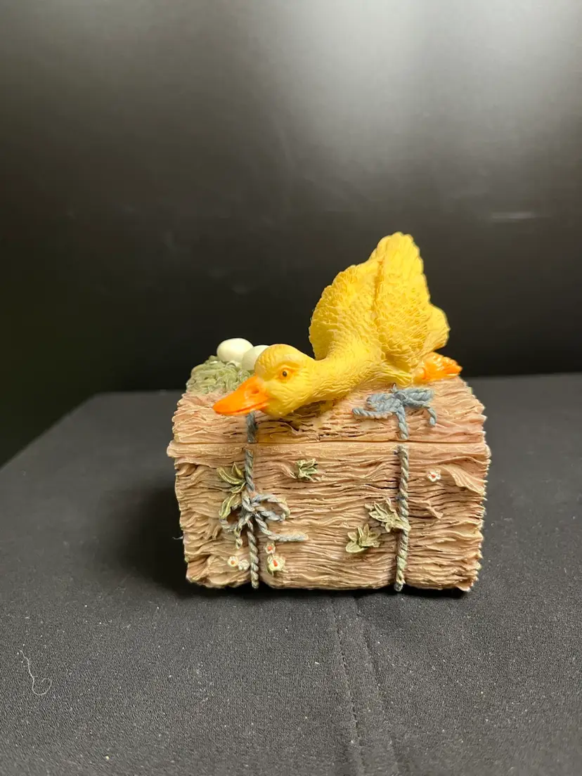 MaMa Goose On Bale Of Straw w/ Nest of Eggs Trinket Box-Made of Resin-Lot 60