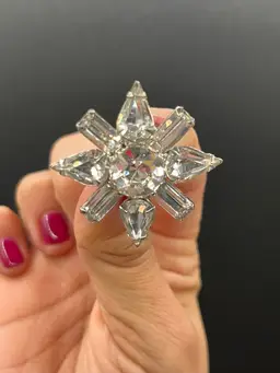 Vintage Brilliant Clear Baguette & Pear-Shaped Clear Rhinestone Snowflake Star Silver Tone Brooch Pin 1.25” 🌟