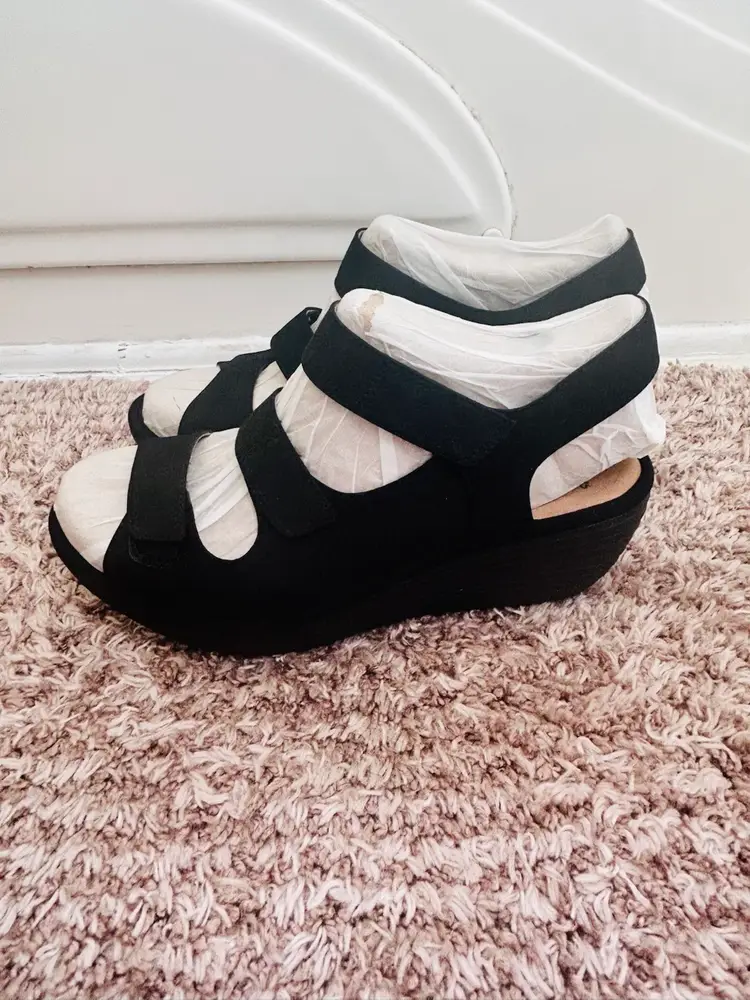 NIB Clarks Wedges Reedly Juno Sandals Sage Triple Strap Nubuck Leather Sz 10 M