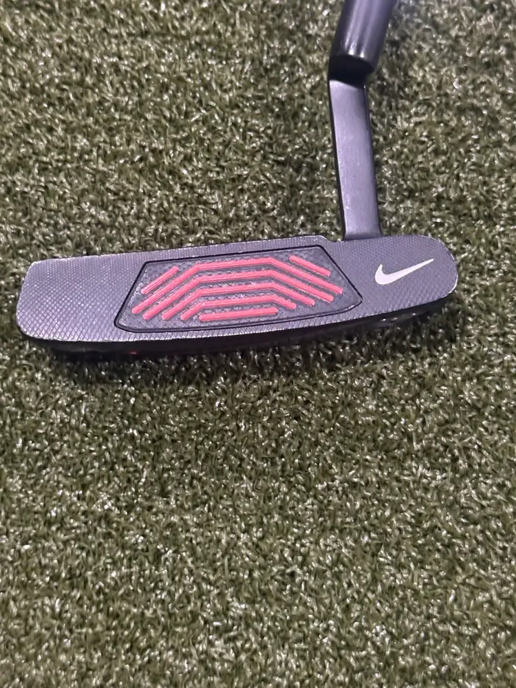 Used Nike Method Matter B2/01 Putter in very good condition, 35 inches, all original and a headcover