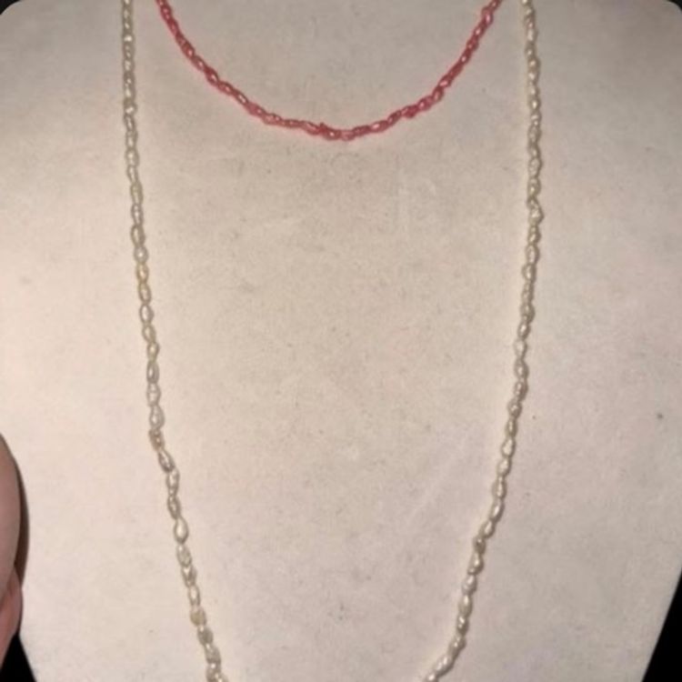 Faux pearl beads necklace (2 necklaces)
One pink and one white 17” Drop