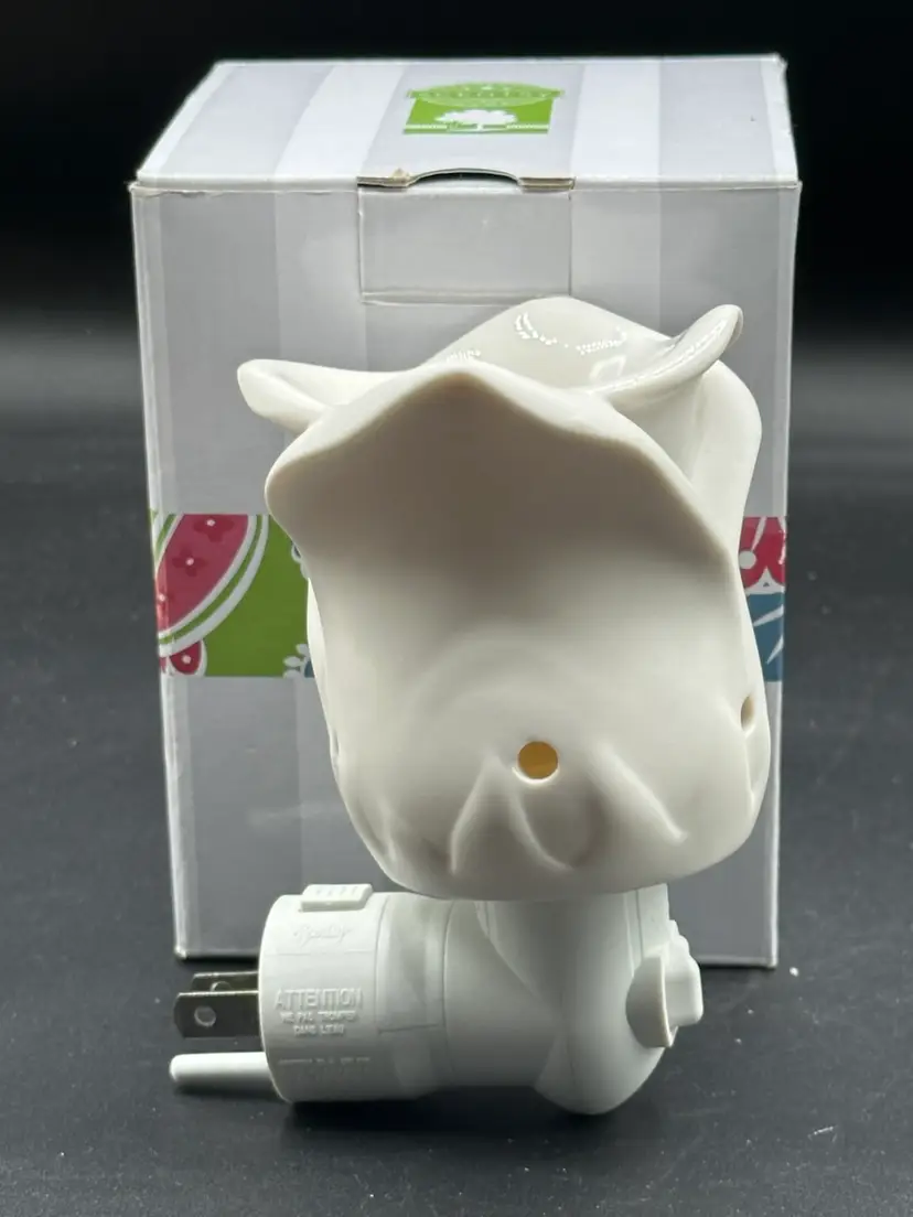 Scentsy White Tea Rose Mini Warmer Night Light Wall Plug In w/box