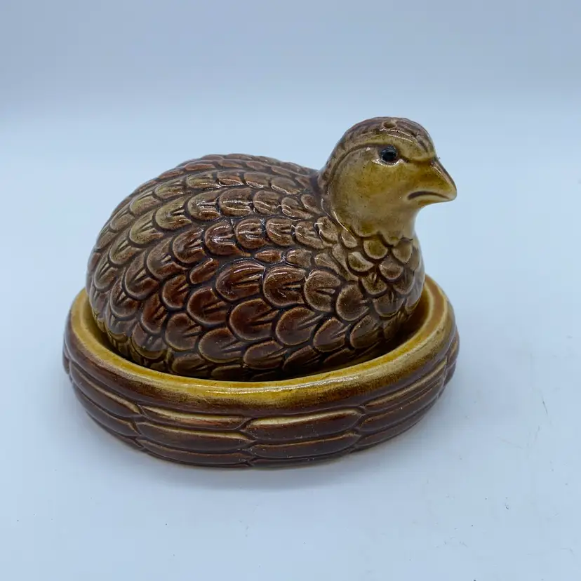 #2002 Vintage ceramic quail salt shaker and nest pepper shaker set.