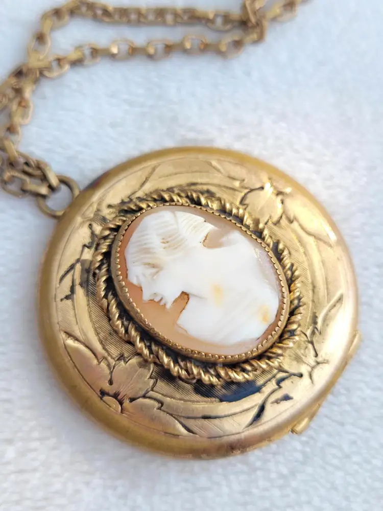 Vintage Gold Filled Carved Cameo Oval Locket Pendant Necklace 22"