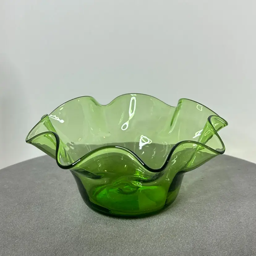 Vintage Blenko MCM Green Ruffled 8” Handblown Bowl