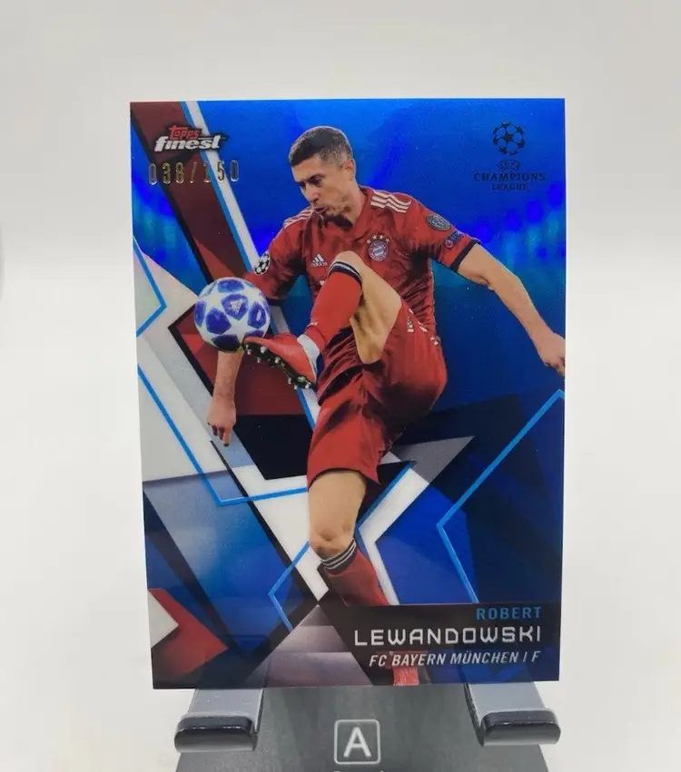 2018-19 Topps Finest UCL Blue Refractor /150 Robert Lewandowski #19
