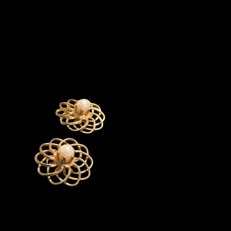 Vintage Goldtone Wire Floral Flower Clip On Earrings . With Prong Set Faux Pearl In Center.