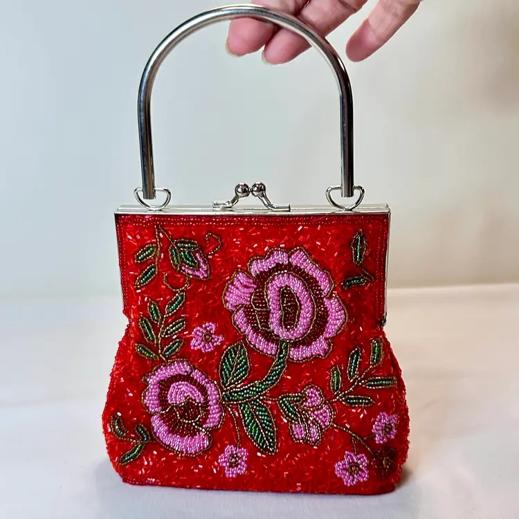 Beaded Red & Pink Floral Evening Purse With Silver Tone KISS Clasp And Chain VTG