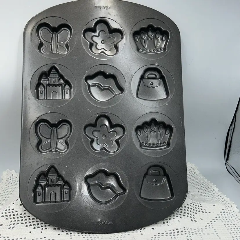 Wilton 12 Cookie Pan Ultra Bake Tiara/ Lips/Castle/Purse/Flower-Princess Pan