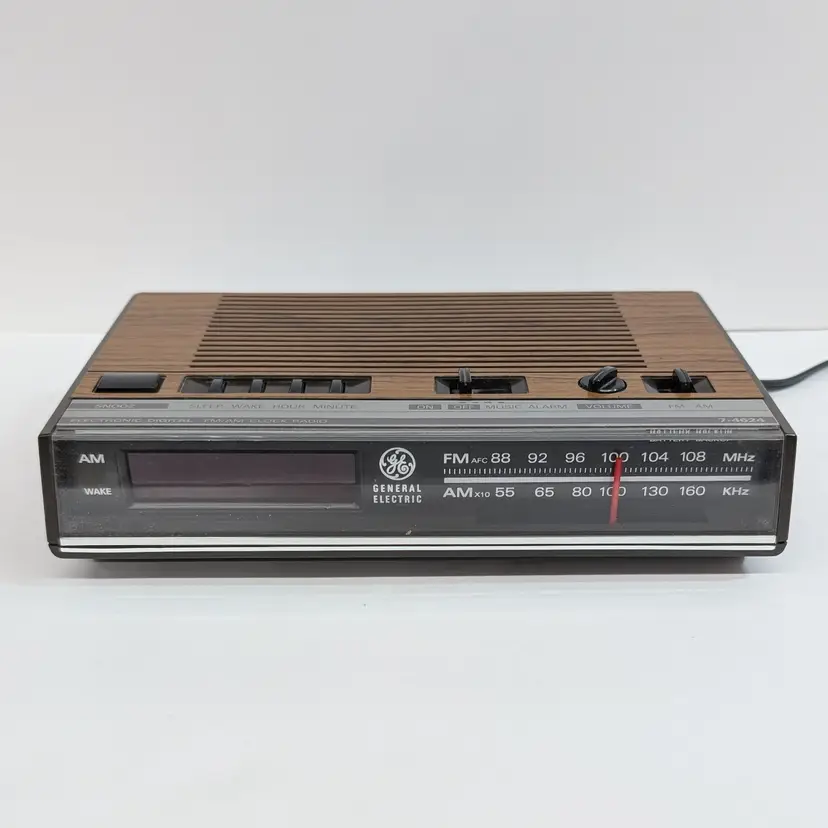 Vintage General Electric GE Woodgrain Walnut Clock Radio 7-4624B Battery Working
