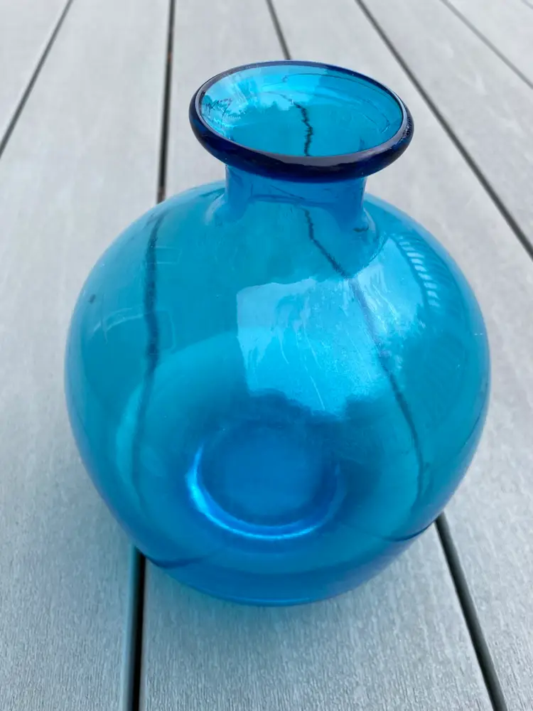 HAND BLOWN BLUE VASE (DUTZ)