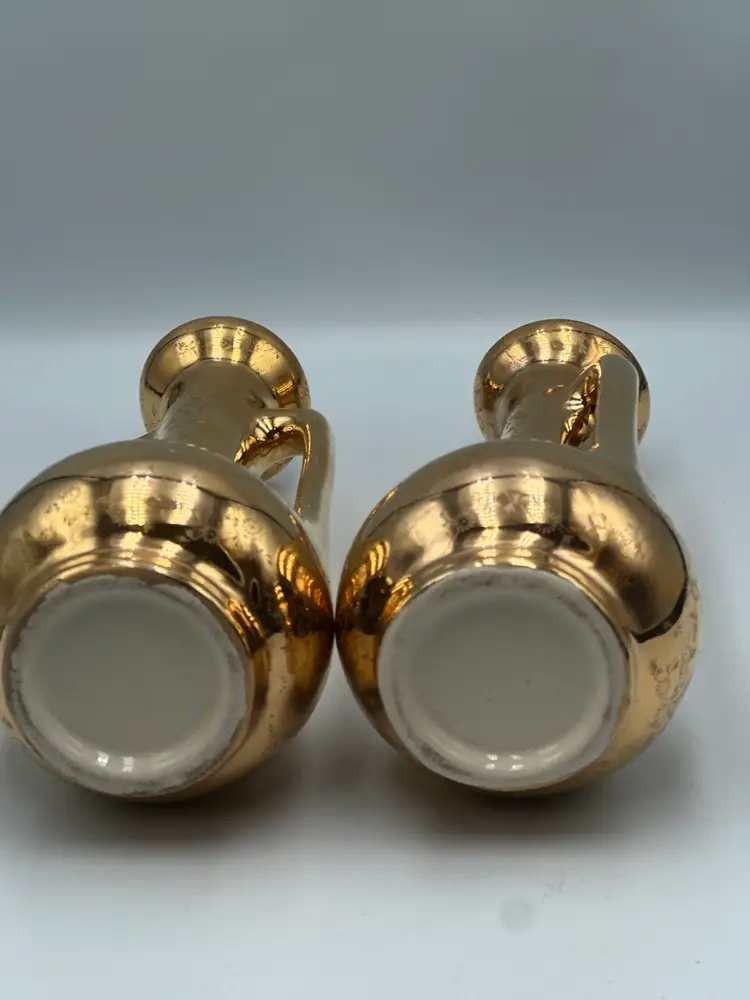 A21 Gold hand-decorated vases.