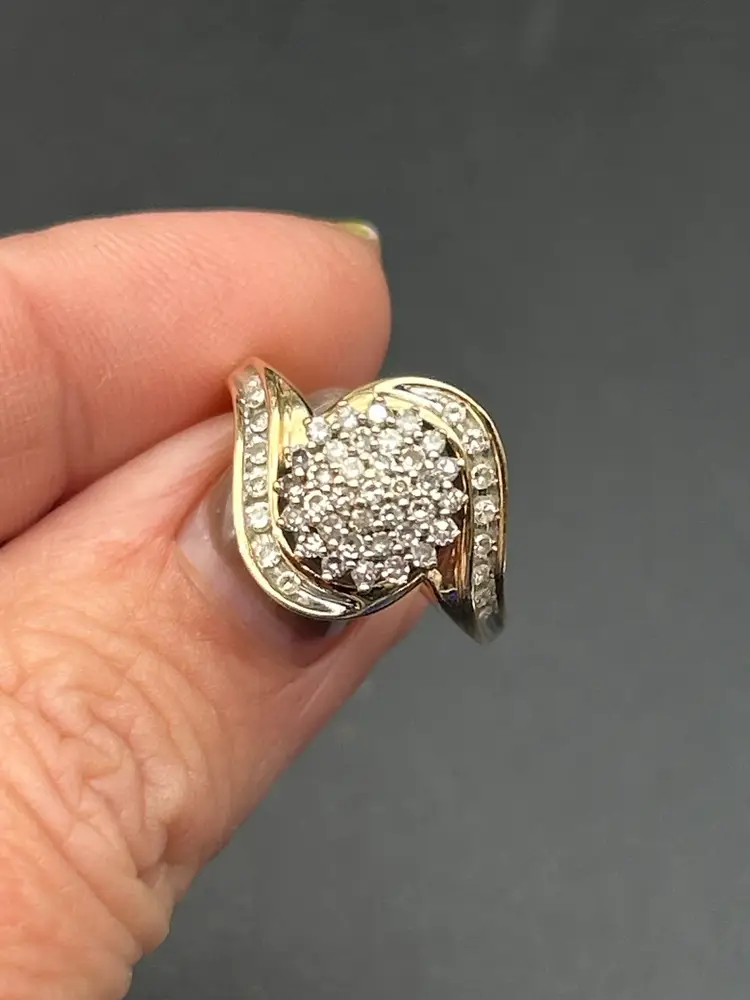 10K Yellow Gold Diamond Cluster Ring – Size 5½ Elegant Swirl Bypass Design
Inv. L5
