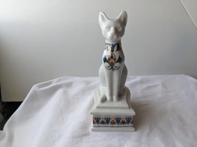 Elizabeth Arden Treasures of the Pharaohs Cleopatra's Cat Porcelain Trinket Box