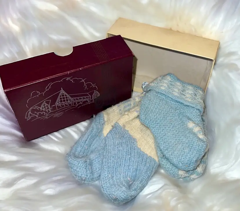 Vintage 2 Pairs Hand Knit White & Blue Baby Booties In VTG Gruen Box 3”X5”