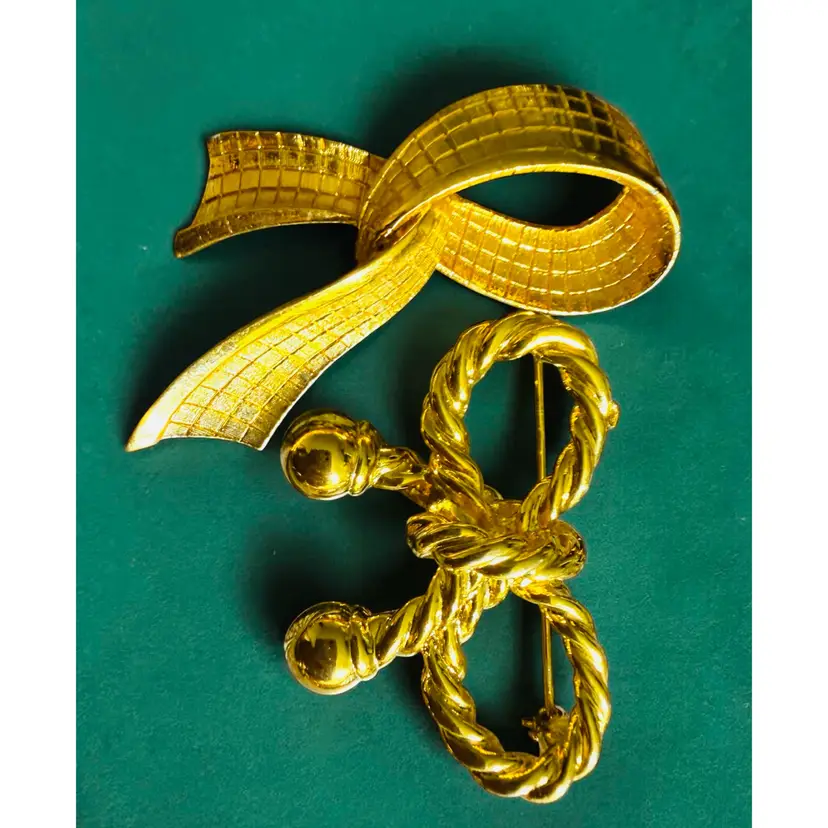 Lot Of 2 Gold Tone 1 Ribbon & Pretzel Knot Brooches