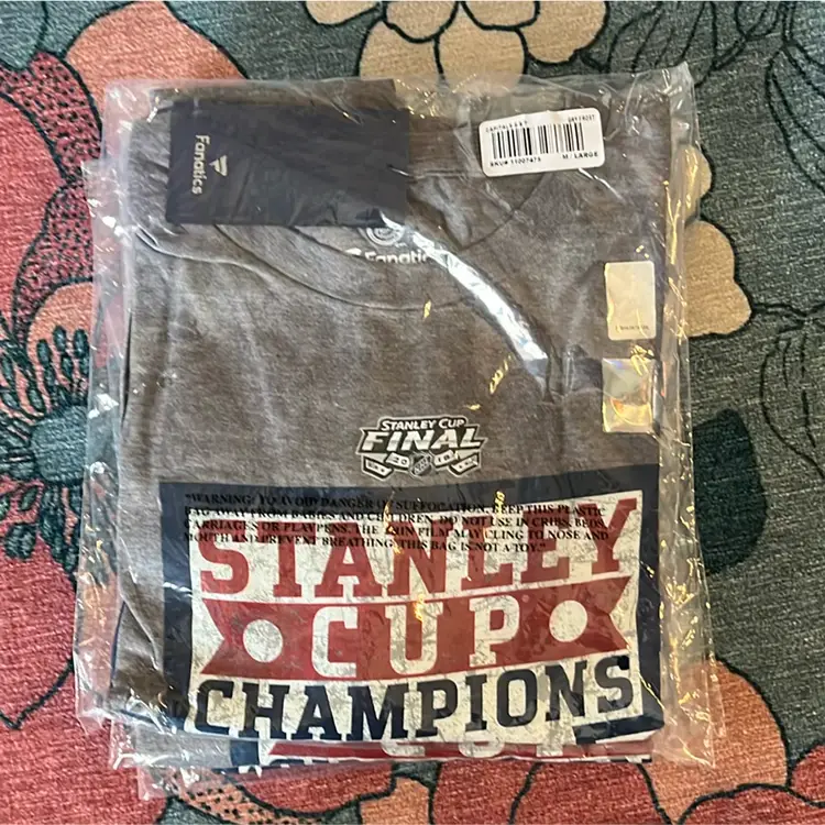 Washington Capitals Stanley Cup Champion T-shirt(Large)