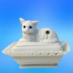 Westmoreland Cat In Basket Milk Glass Blue Eyed Cat Covered Dish Butter Candy Lace Edge Label READ