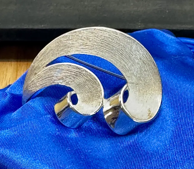 Vintage Crown Trifari Brushed Silver Tone Swirl Curl Ribbon Brooch