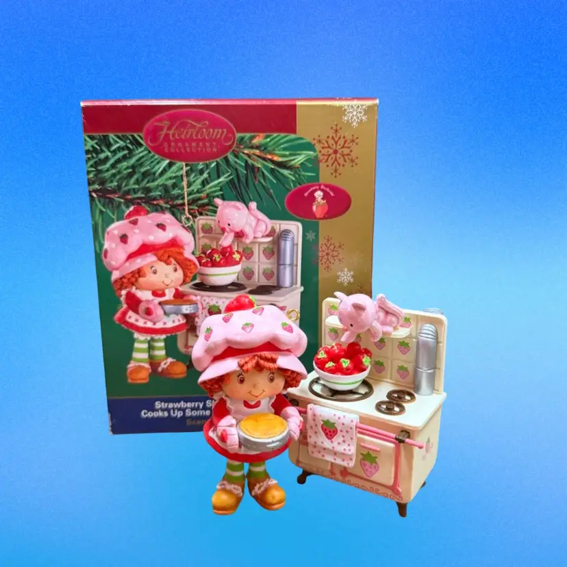 2004 CARLTON CARDS Strawberry Shortcake Christmas Ornament SCENTED w/ Box
