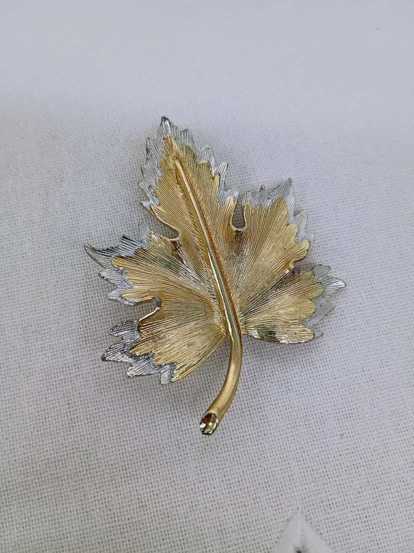 VTG Sarah Coventry Gold & Silver Tone Double Maple Leaf Brooch Pin