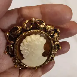 Ladies Cameo Brouch Beautiful Estate Sale PC Vintage Beauty