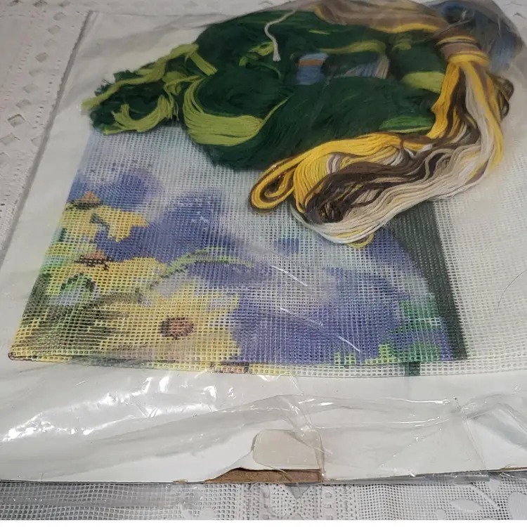 1997 Candamar Designs Needlepoint Pillow Cover Kit