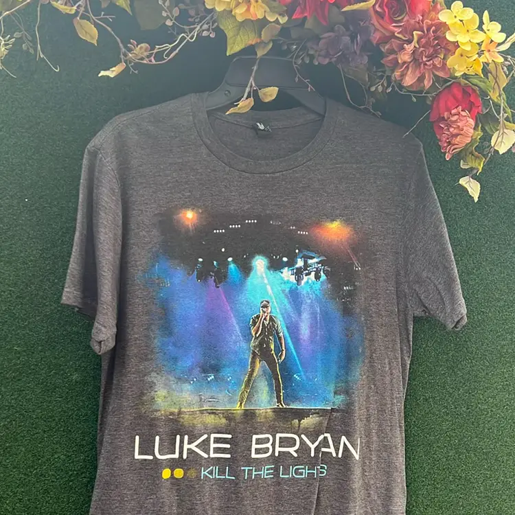 Luke Bryan Concert T-Shirt. Kill The Lights. Cities On Back Of Tee. Very Important Tee Hangtag.