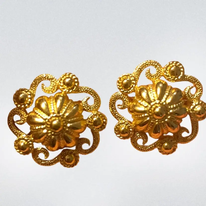 Crown Trifari Gold Tone Dome Center Surrounded By Scrolling Design Clip On Earrings