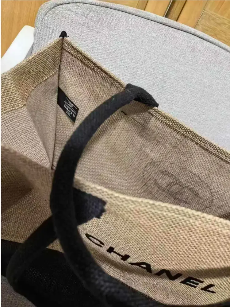 #08 - GWP/VIP CHANEL BEIGE/BLACK STRAW TOTE