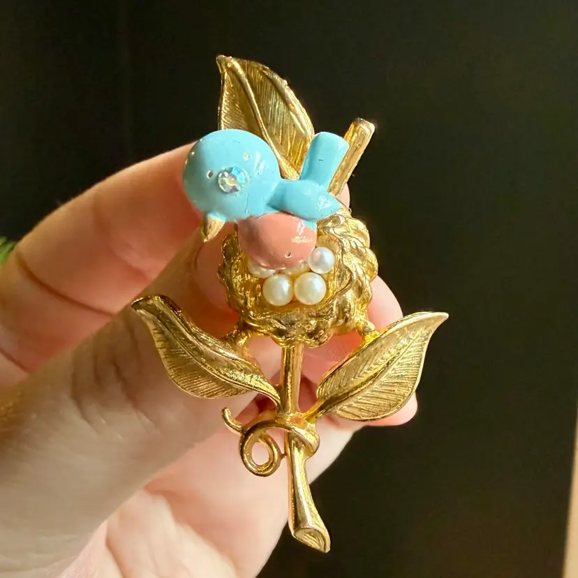 MCM GOLD CROWN Bird Nest Brooch, Gold Tone Faux Pearl Enamel, Moving Bird READ