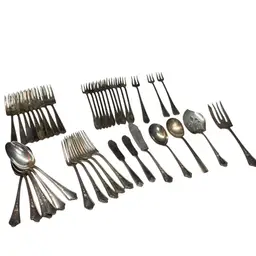 #01 Lot of 41 Silverplate Silverware Oneida, Wallace Luxor Plate, Heirloom Plate