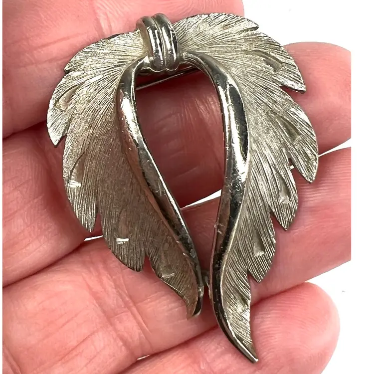 J.J. (Jonette Jewelry) Feathers or Angel Wings 🪽🪽 Vintage 1-7/8” Brooch Pin in Silver-tone Metal.