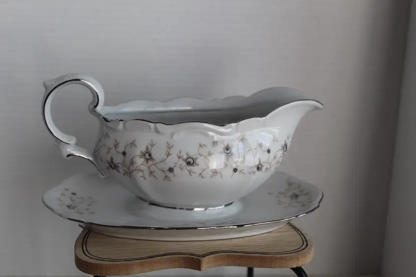 Mitterteich Lady Linda Bavarian Gravy Boat Platinum With Attached Underplate