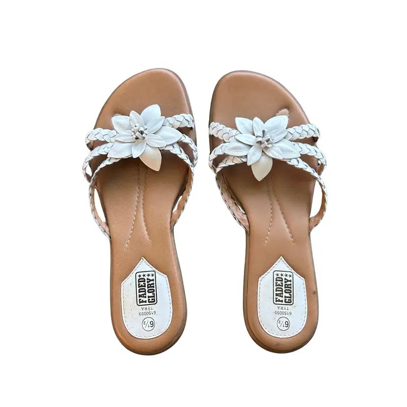 Faded Glory 'Tyra' White Flower Model Sandal - Size 6.5"
